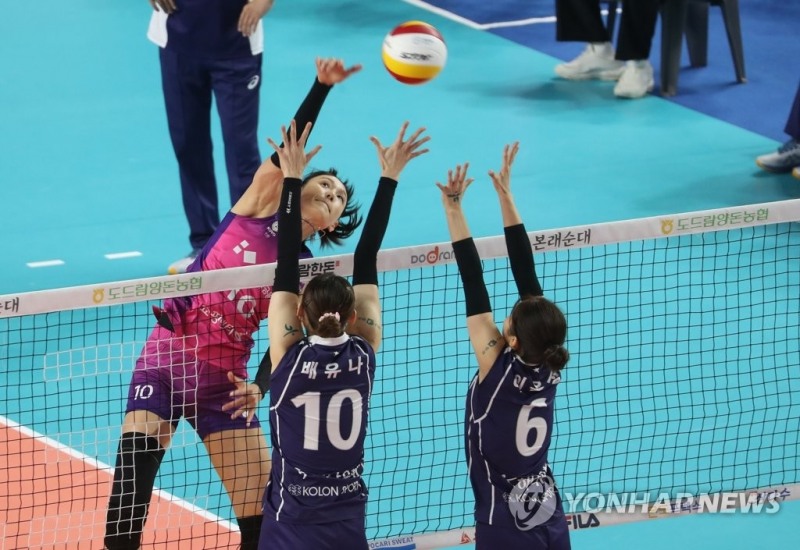 (김천=연합뉴스) 22일 오후 경북 김천실내체육관에서 열린 프로배구 도드람 2022-2023 V리그 여자부 흥국생명 핑크스파이더스와 한국도로공사 하이패스의 경기에서 흥국생명 김연경이 공격을 시도하고 있다.