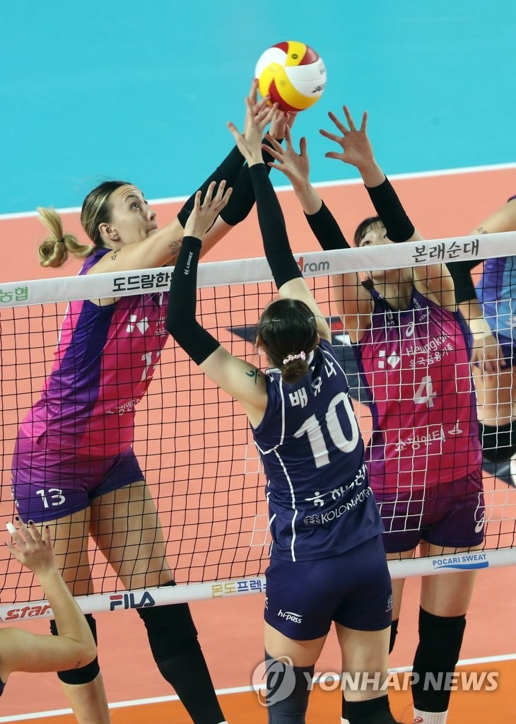 (김천=연합뉴스) 22일 오후 경북 김천실내체육관에서 열린 프로배구 도드람 2022-2023 V리그 여자부 흥국생명 핑크스파이더스와 한국도로공사 하이패스의 경기에서 양 팀 선수들이 볼 다툼을 하고 있다.