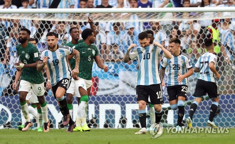 (루사일=연합뉴스) 22일(현지시간) 카타르 루사일 스타디움에서 열린 2022 카타르 월드컵 조별리그 C조 1차전 아르헨티나와 사우디아라비아 경기.아르헨티나의 리오넬 메시가 후반 1-2로 지고 있는 상황에서 프리킥이 골문으로 들어가지 않자 아쉬워하고 있다.