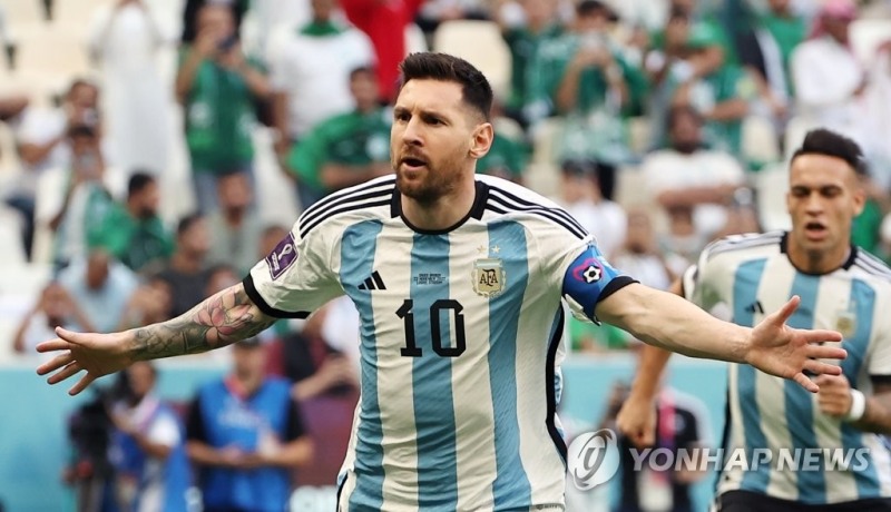 (루사일=연합뉴스) 22일(현지시간) 카타르 루사일 스타디움에서 열린 2022 카타르 월드컵 조별리그 C조 1차전 아르헨티나와 사우디아라비아 경기.아르헨티나의 리오넬 메시가 페널티킥으로 첫 골에 성공한 뒤 환호하고 있다.