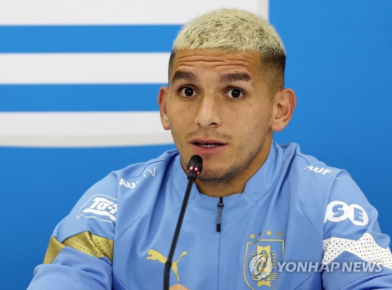 (도하=연합뉴스) 2022 카타르 월드컵 조별리그 1차전 상대인 우루과이의 루카스 토레이라가 22일(현지시간) 카타르 도하의 알에르살 훈련장에서 훈련을 마친 뒤 취재진 질문에 답하고 있다.