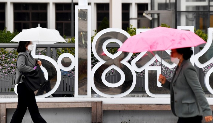 절기상 첫 눈이 내린다는 소설(小雪)인 22일 오후 광주 동구 5·18민주광장에서 시민들이 겨울비를 피해 우산을 쓴 채 길을 걷고 있다.