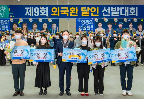 지난 22일 열린 NH농협은행 ‘제9회 외국환 달인 선발대회’에서 권준학 은행장이 수상자들과 기념촬영을 하고 있다.(사진 좌측부터 이승섭 정부대전청사지점 과장보, 박예슬 목동역지점 과장보, 권준학 은행장, 김영란 제주영업부 차장, 이세정 정선군지부 과장보, 장우창 율촌산단지점 과장보) / 사진 제공 = NH농협은행