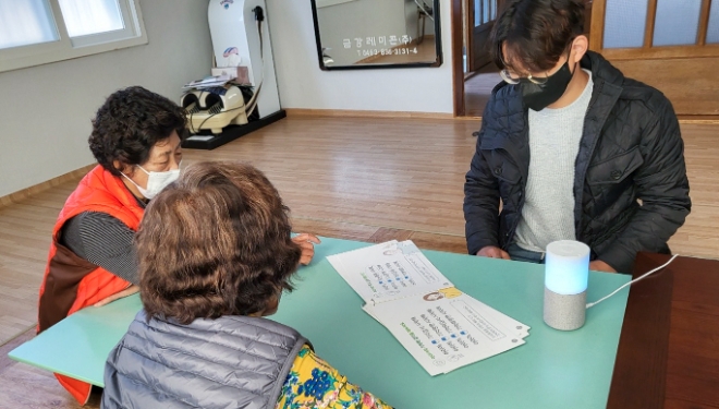 SK 텔레콤은 부여군에 거주하고 있는 어르신들을 대상으로 치매 예방 사회성과보상사업 1차년도(21.6~22.6) 시행결과, 인지훈련 프로그램과 AI스피커 ‘누구’ 기반 기억훈련 프로그램 ‘두뇌톡톡’ 등을 이용한 어른신들의 치매 이환율이 2% 수준인 것으로 조사됐다고 23일 밝혔다. 통상적인 경도인지장애 어르신의 치매이환율은 약 15 % 수준이며, 치매이환율은 치매 고위험군에서 치매로 확진되는 비율이다. 사진은 부여군내 어르신들이 ‘두뇌톡톡’을 활용해 치매 예방 훈련을 하고 있는 모습. (사진 = SK텔레콤 제공)