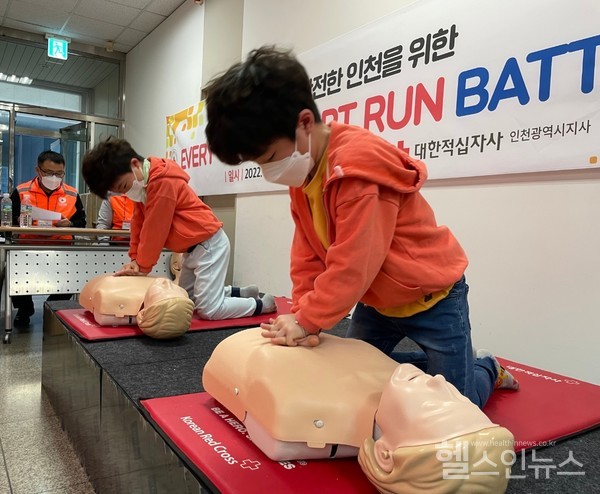 인천적십자,‘응급처치경연대회’어린이참가자가심폐소생술(CPR)을체험하고있다.