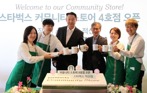 스타벅스 코리아(대표 손정현, 왼쪽 3번째)가 스타벅스 적선점을 지역사회 이익공유형 매장인 커뮤니티 스토어 4호점으로 전환해 11월 23일 오픈 기념식을 진행했다. 스타벅스는 커뮤니티 스토어 4호점을 통해 아름다운재단(한찬희 이사장, 왼쪽 4번째)와 함께 2020년부터 전개해 오고 있는 자립준비청년 지원 사업을 지속 확대해 나갈 방침이다. / 사진 제공 = 스타벅스