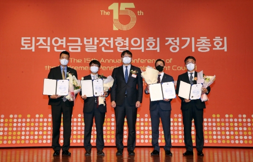 23일 서울 영등포구 63빌딩에서 열린 퇴직연금발전협의회 정기총회에서 신한은행 이영종 부행장(왼쪽 두번째)과 고용노동부 권기섭 차관(가운데)이 우수사업자 선정 후 기념 촬영하고 있는 모습 / 사진 제공 = 신한은행