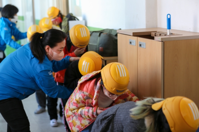 현대건설은 건설산업사회공헌재단, 플랜코리아와 함께 포항 송도초등학교에 경안전모를 전달하고 재난안전 대피교육과 대피모의훈련을 실시했다고 23일 밝혔다. 사진은 송도초 학생과 교직원들이 재난안전 대피교육과 대피모의훈련을 실시하는 모습. (사진 = 현대건설 제공)