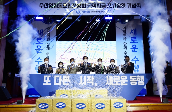 23일 서울 송파구 수협중앙회 본사에서 열린 '공적자금 조기상환 기념식'에서 김영태 수협 동우회 회장(왼쪽부터), 양경숙 국회의원, 이달곤 국회의원, 임준택 수협중앙회장, 정운천 국회의원, 권중천 냉동냉장수협조합장, 이우진 수협 노조위원장이 '수협호'라는 어선에 올라타 이날 선포한 '수협 미래 비전'을 그물로 끌어 올리는 세리머니를 하고 있다. / 사진 제공 : 수협