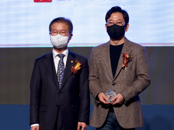 23일 서울 강남구 대치동 섬유센터에서 진행된 고용노동부 주관 '일·생활 균형 컨퍼런스'에서 우아한형제들 박일한 조직문화혁신부문장(오른쪽)이 고용노동부 이정식 장관으로부터 표창을 받았다. / 사진 제공 : 우아한형제들