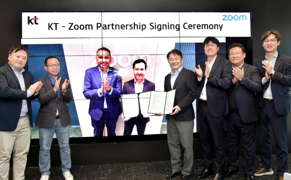 (왼쪽 4번째부터) 리키 카푸어(Ricky Kapur) 줌 아시아태평양 총괄, KT 민혜병 Enterprise서비스DX본부장 / 사진 제공 : KT