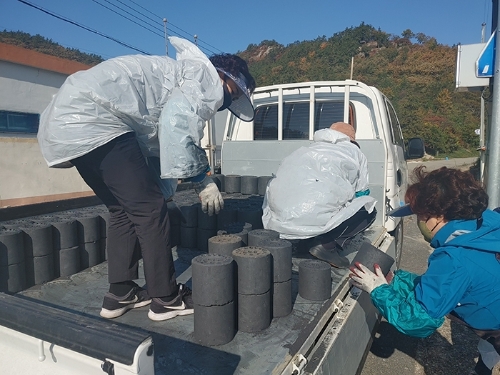 진도군 의신면에서 실시 된 연탄 나르기 봉사활동 모습 (사진제공 = 완도군)