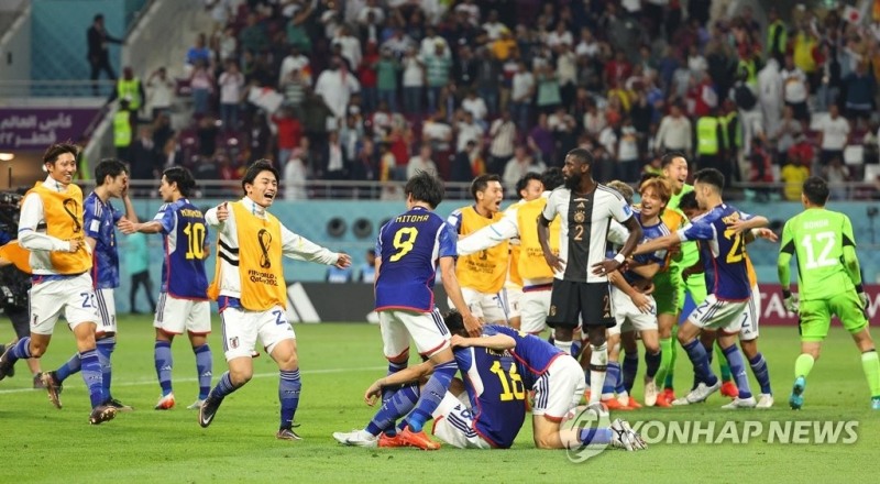 (알라이얀=연합뉴스) 23일 오후(현지시간) 카타르 알라이얀의 할리파 인터내셔널 스타디움에서 열린 2022 카타르 월드컵 조별리그 E조 독일과 일본의 경기에서 2-1 역전승을 거둔 일본 선수들이 기뻐하며 그라운드로 뛰어들고 있다.