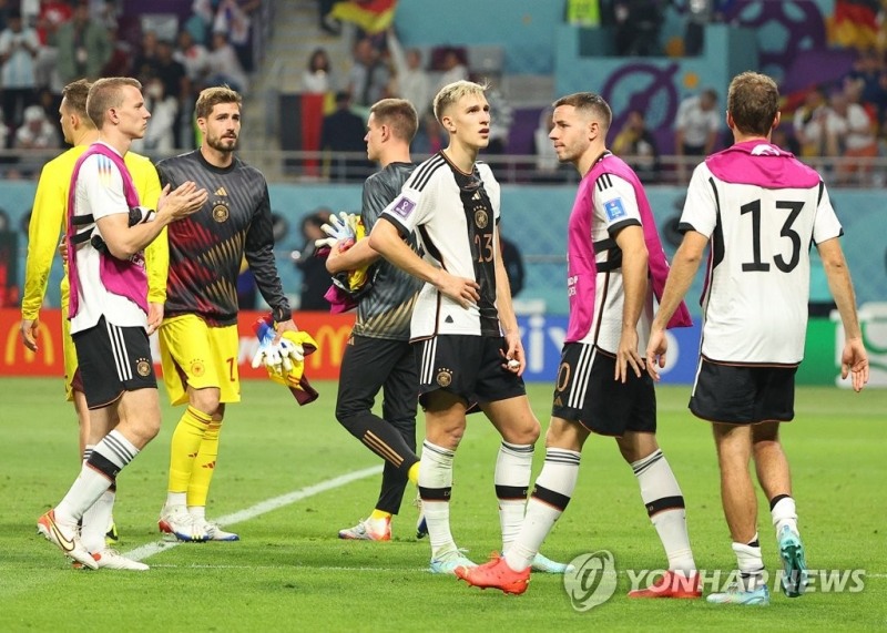 (알라이얀=연합뉴스) 23일 오후(현지시간) 카타르 알라이얀의 할리파 인터내셔널 스타디움에서 열린 2022 카타르 월드컵 조별리그 E조 독일과 일본의 경기에서 1-2로 역전패한 독일 선수들이 경기장을 나서고 있다.독일은 2018 러시아 월드컵에서 한국에게 패한 뒤 2경기 연속 아시아팀에게 패했다. 