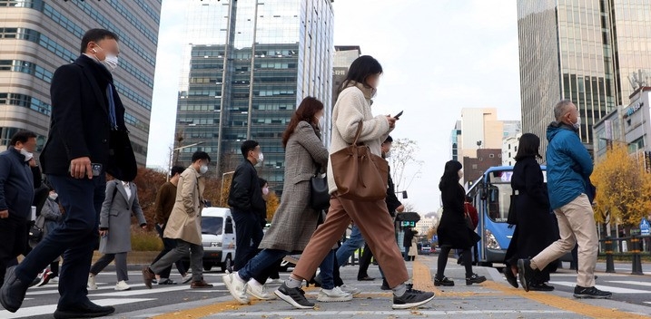 기온이 떨어지며 초겨울 날씨를 보인 지난 15일 오전 서울 중구 세종대로사거리에서 시민들이 잔뜩 웅크린채 횡단보도를 건너고 있다.