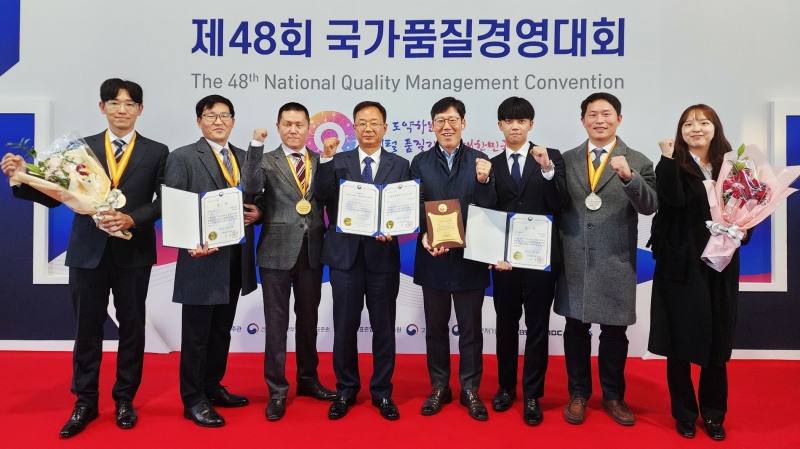 사진은 시상식 기념촬영 모습.