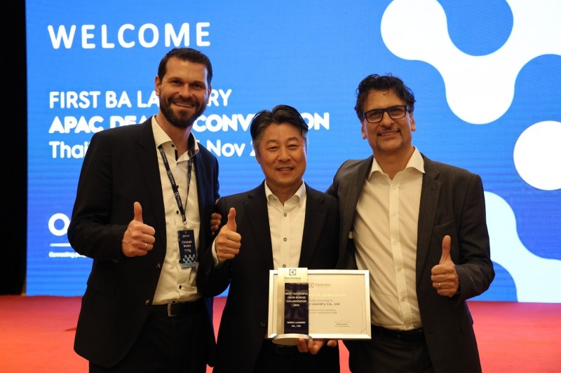 크리스포트 리히터 라군 총책임자, 코리아런드리 서경노대표, 파올로 스키라 일렉트로룩스 부사장(왼쪽부터)