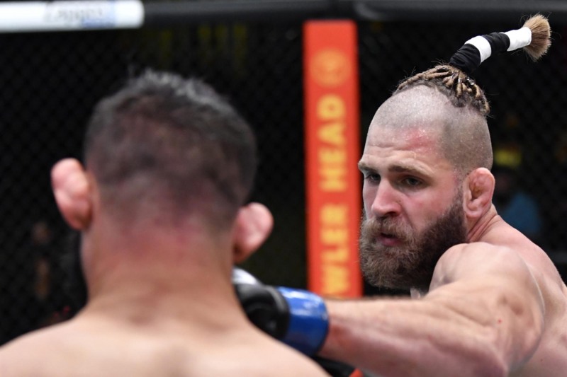 3전만에 챔피언이 되었지만 어깨부상으로 타이틀을 내려놓게 된 프로하즈카(오른쪽. 사진=UFC)