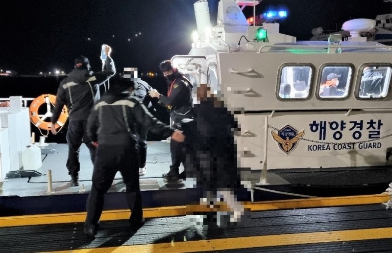 목포해경이 흑산도에서 발생한 응급환자를 이송하고 있다 (사진제공 = 목포해양경찰서)