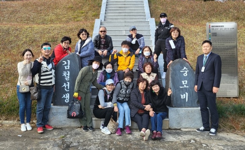 팸투어 참가자들이 기념촬영을 하고 있다 (사진제공 = 함평군)