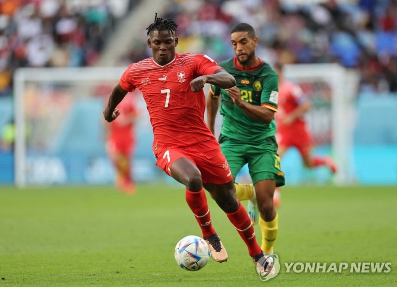 스위스, 조국 골망 흔든 엠볼로 결승골로 카메룬에 1-0승리