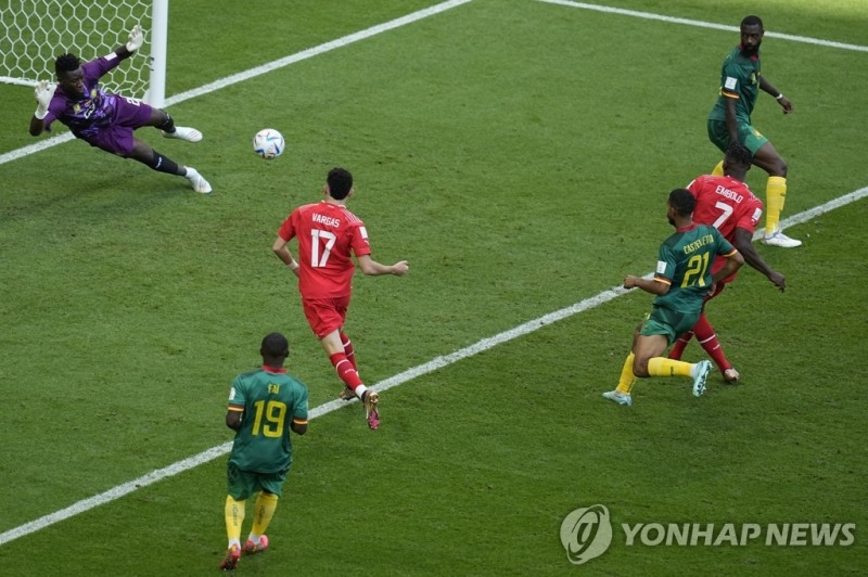 스위스, 조국 골망 흔든 엠볼로 결승골로 카메룬에 1-0승리