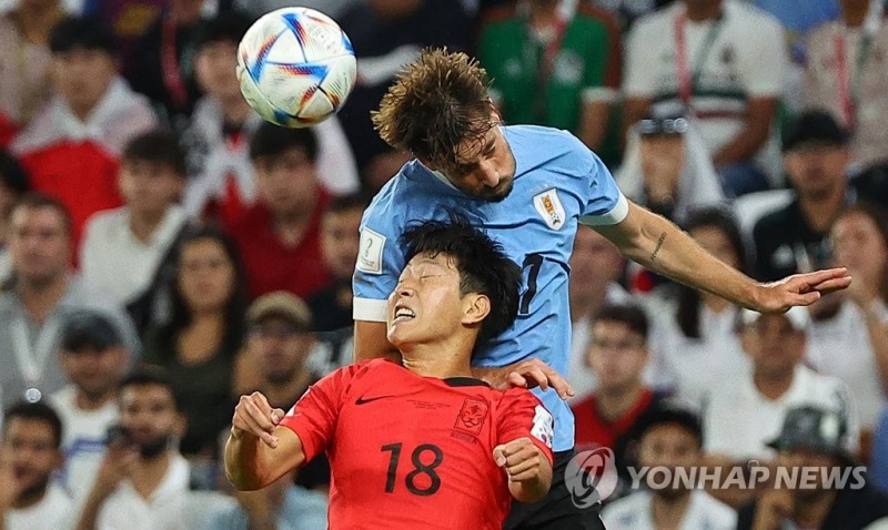 월드컵에 첫 출전한 한국의 이강인이 우루과이 선수와 볼 경합을 하고 있다. [사진=연합뉴스]  