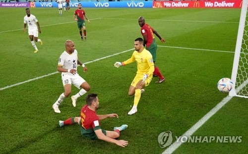 가나 앙드레 아유(왼쪽)가 카타르월드컵 H조 포르투갈과 경기에서 동점골을 터트리고 있다. [사진= 연합뉴스] 
