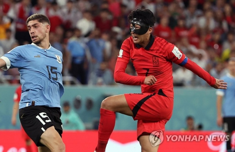(알라이얀=연합뉴스) 24일 오후(현지시간) 카타르 알라이얀의 에듀케이션 시티 스타디움에서 열린 2022 카타르 월드컵 조별리그 H조 1차전 대한민국과 우루과이 경기에서 손흥민이 후반 슛을 날리고 있다.