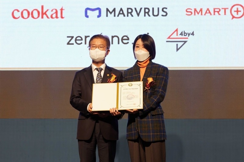 고용노동부 이정식 장관과 컬쳐히어로 피플앤컬쳐 김강희 실장(오른쪽)