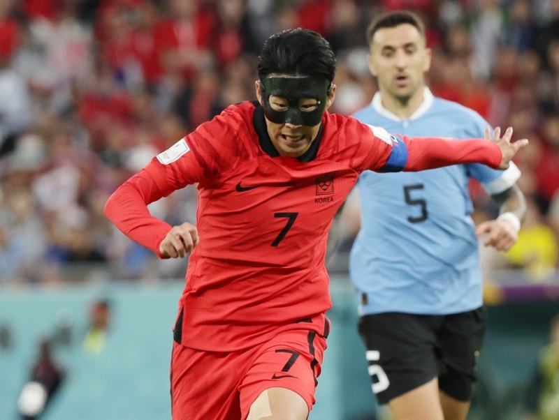 24일(현지시간) 카타르 알라이얀 에듀케이션 시티 스타디움에서 열린 2022 카타르 월드컵 H조 1차전 대한민국과 우루과이의 경기, 한국 손흥민 드리블 돌파하고 있다.(tkwls=뉴시스)