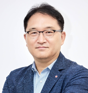 LG이노텍은 지난 24일 오후 이사회를 열고, 전무 2명과 상무 8명 등 총 10명이 승진하는 내용을 주요 골자로 하는 2023년도 정기 임원인사를 확정했다고 25일 밝혔다. 이번 인사와 더불어 LG이노텍은 LG에너지솔루션 CHO(부사장)이었던 김흥식 부사장을 CHO로 영입했다. 사진은 김흥식 LG에너지솔루션 CHO의 모습. (사진 = LG이노텍 제공)