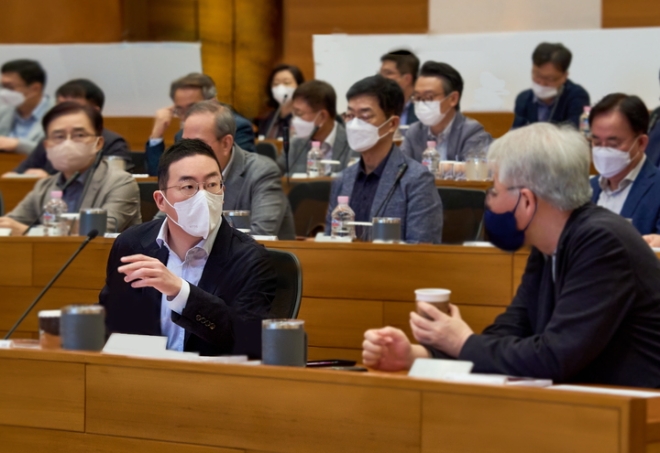사진은 지난 9월 29일 경기도 광주시 곤지암리조트에서 열린 'LG 사장단 워크샵'에서 구광모 LG그룹 대표가 최고경영진과 대화를 나누고 있는 모습. (사진 = LG)