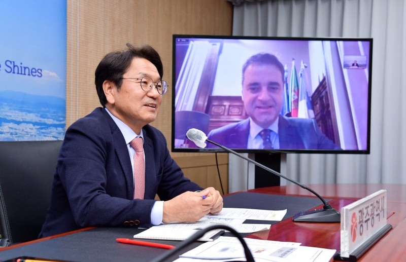 강기정 광주광역시장이 지난 24일 오후 시청 영상회의실에서 포르투갈 브라가 리카르도 리오(Ricardo Rio) 시장과 화상회의를 진행하고, 유네스코 미디어아트 창의도시 간 상호 교류방안을 논의하고 있다 (사진제공 = 광주광역시)