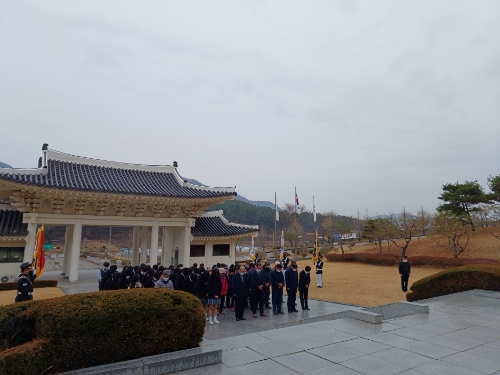 '청소년과 함께하는 호국순례' 행사 모습 (사진제공 = 진도군)