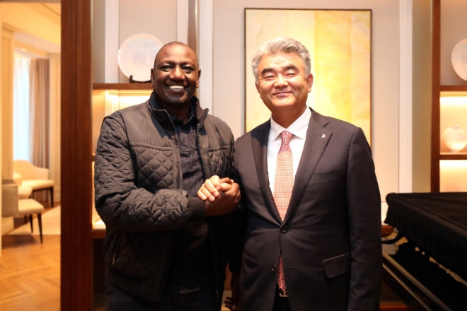 대우건설은 지난 24일 그룹의 정원주 부회장이 윌리엄 루토 케냐 대통령을 예방하고, 원자력 발전과 신재생에너지, 인프라 개발사업에 대해 의견을 나눴다고 25일 밝혔다. 사진은 중흥그룹 정원주 부회장이 윌리엄 루토 케냐 대통령을 예방한 후 기념촬영을 하고 있는 모습. (사진 = 대우건설 제공)