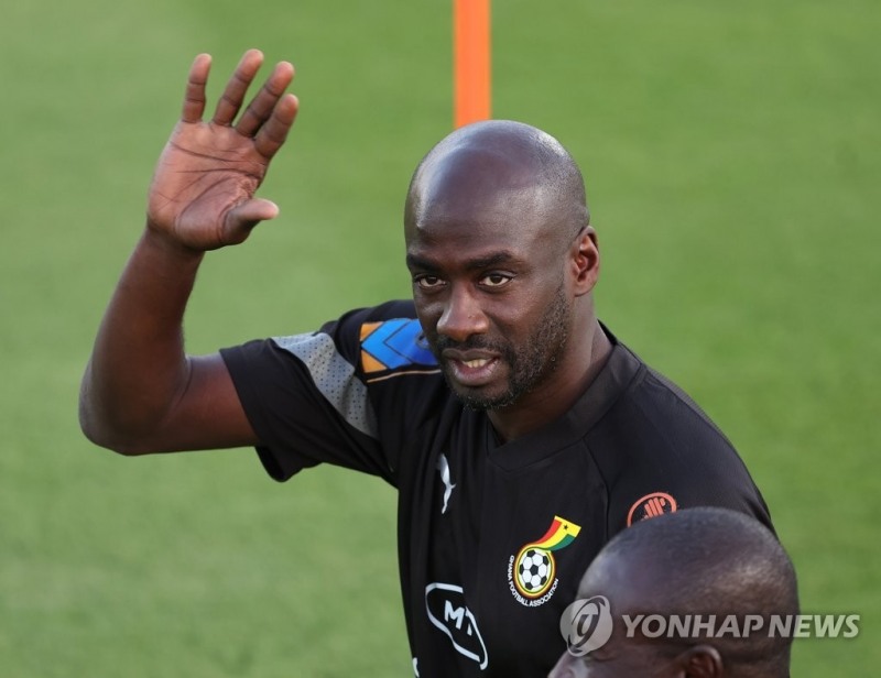 (도하=연합뉴스) 2022 카타르 월드컵 조별리그 2차전 상대인 가나 축구대표팀의 오토 아도 감독이 21일 오후(현지시간) 카타르 도하의 어스파이어 존 훈련장에서 훈련에 앞서 한국 취재진에게 인사를 건네고 있다.