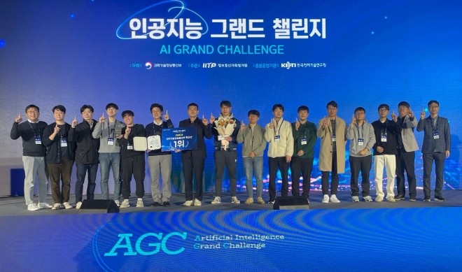 ㈜엔씨소프트(NC)는 과학기술정보통신부(과기정통부)가 주최한 ‘인공지능 그랜드 챌린지’ 3차 대회에서 우승을 차지했다고 25일 밝혔다. NC AI Center 산하 Vision AI Lab(출전 팀명 VARCO)가 인공지는 그랜드 챌린지 3차 대회에서 우승을 차지한 뒤 기념촬영을 하는 모습. (사진 = ㈜엔씨소프트 제공)
