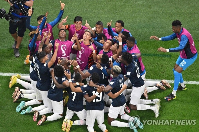 에네르 발렌시아의 동점 골 이후 에콰도르 선수들의 세리머니[AFP=연합뉴스]