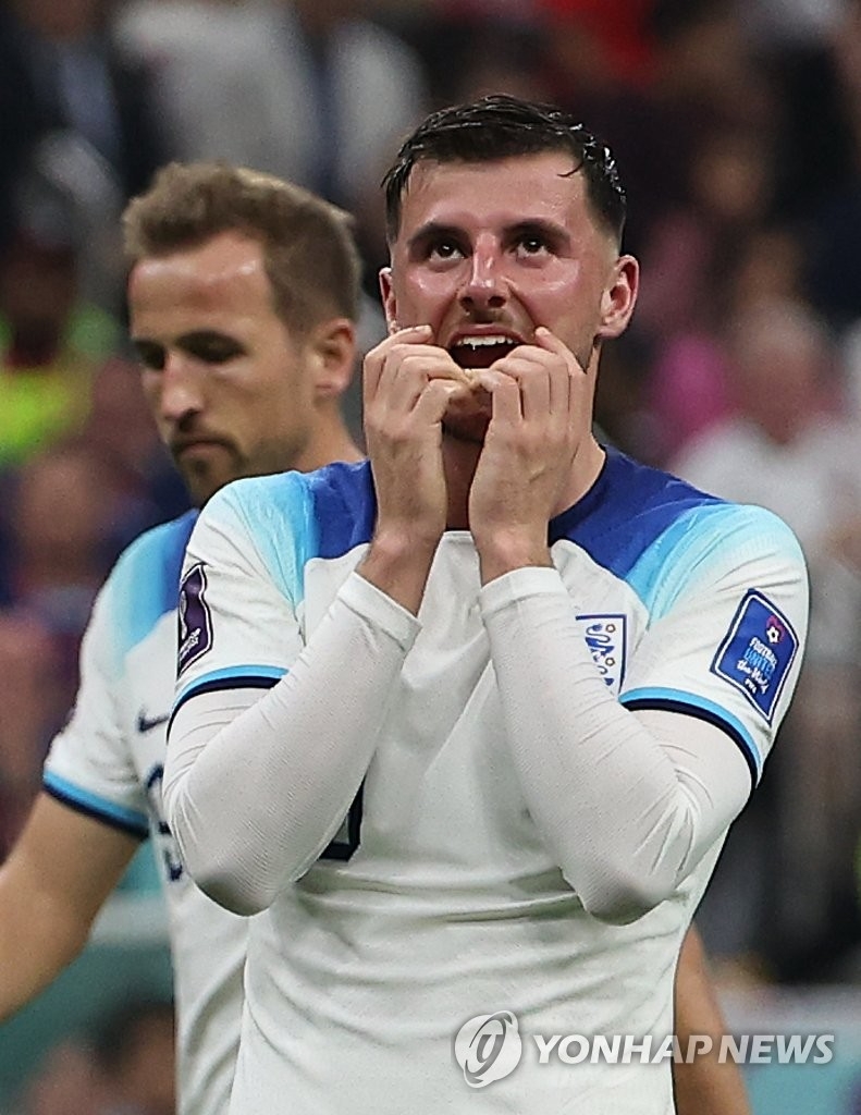 (알코르=연합뉴스) 26일 오전(한국시간) 카타르 알코르의 알바이트 스타디움에서 열린 2022 카타르 월드컵 조별리그 B조 2차전 잉글랜드와 미국 경기에서 잉글랜드 메이슨 마운트가 슛이 들어가지 않자 아쉬워하고 있다.