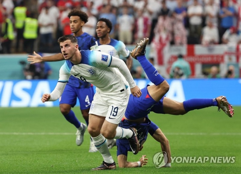 (알코르=연합뉴스) 26일 오전(한국시간) 카타르 알코르의 알바이트 스타디움에서 열린 2022 카타르 월드컵 조별리그 B조 2차전 잉글랜드와 미국 경기에서 잉글랜드 메이슨 마운트와 미국 서지뇨 데스트가 공을 다투고 있다.