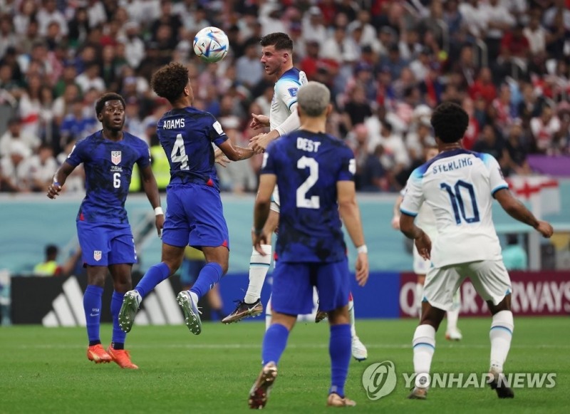 (알코르=연합뉴스) 26일 오전(한국시간) 카타르 알코르의 알바이트 스타디움에서 열린 2022 카타르 월드컵 조별리그 B조 2차전 잉글랜드와 미국 경기에서 잉글랜드 메이슨 마운트와 미국 타일러 애덤스가 공중볼을 다투고 있다.