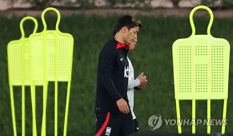 (도하=연합뉴스) 2022 카타르 월드컵 대표팀 황희찬이 25일(현지시간) 카타르 도하 알에글라 훈련장에서 회복훈련을 위해 관계자와 함께 이동하고 있다.