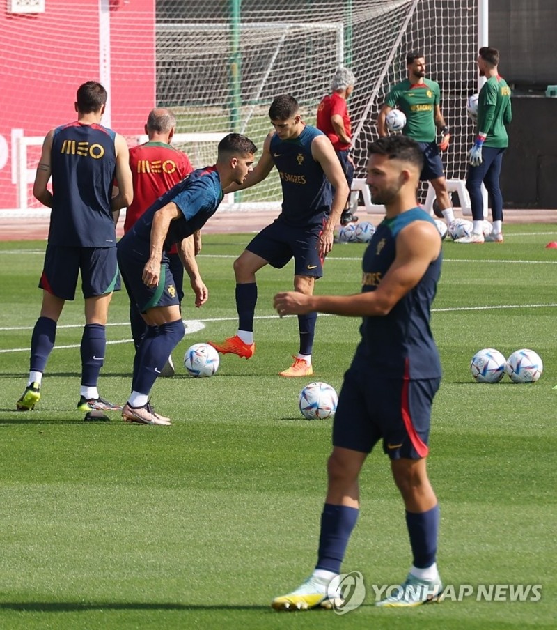 (도하=연합뉴스) 25일(현지시간) 카타르 도하 외곽 알샤하니야 SC 훈련장에서 포르투갈 선수들이 훈련을 하고 있다.