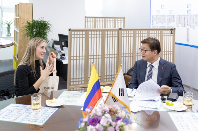 콜롬비아 안티오키아주 생산경쟁부 장관 면담 모습. / 사진 = 경기도 제공