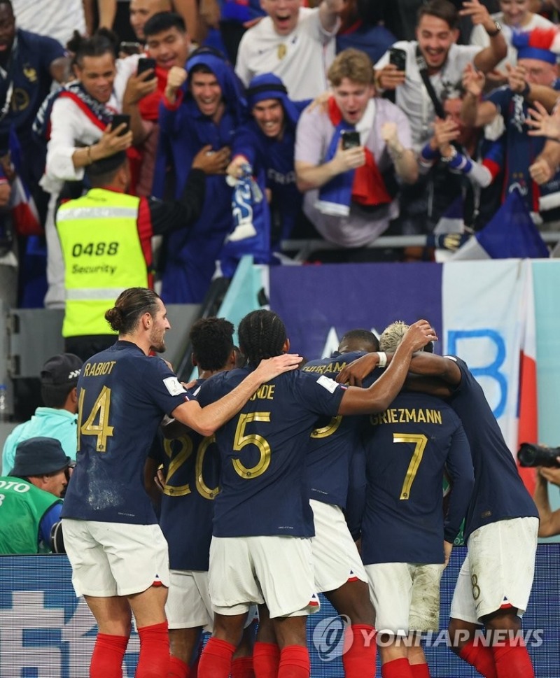 (도하=연합뉴스) 26일(현지시간) 카타르 도하 스타디움 974에서 열린 2022 카타르 월드컵 조별리그 D조 프랑스와 덴마크 경기. 프랑스 킬리안 음바페가 자신의 두번째 골을 성공시킨 뒤 동료들과 환호하고 있다.