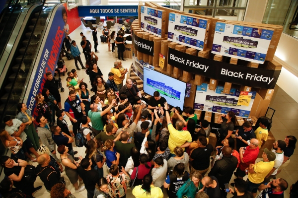삼성전자가 11월 25일 블랙프라이데이를 맞이해 마련한 브라질 상파울루시 매장에 수 많은 고객들이 Neo QLED, 더 프레임 등 삼성전자 TV 제품을 구매하기 위해 운집한 모습.