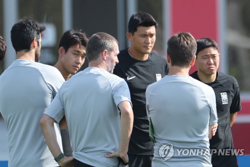 (도하=연합뉴스) 2022 카타르 월드컵 가나전을 하루 앞둔 27일 오후(현지시간) 부상 회복에 전념했던 김민재가 카타르 도하 알에글라 훈련장에서 파울루 벤투 감독의 지시를 듣고 있다.