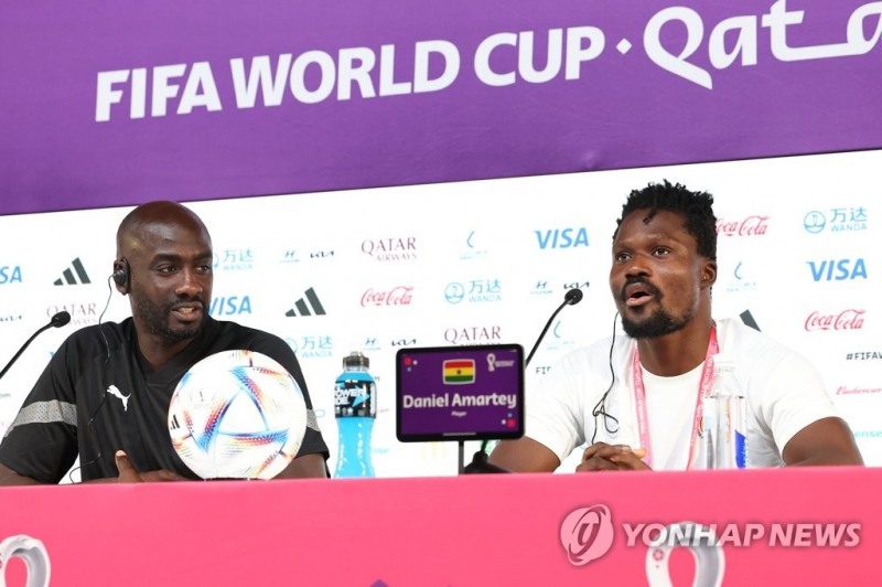 (알라이얀=연합뉴스) 2022 카타르 월드컵 한국의 조별리그 2차전 상대인 가나 축구 대표팀의 오토 아도 감독과 대니얼 아마티가 27일(현지시간) 카타르 알라이얀의 카타르 국립 컨벤션센터(QNCC)에 마련된 미디어센터(MMC)에서 공식 기자회견을 하고 있다.