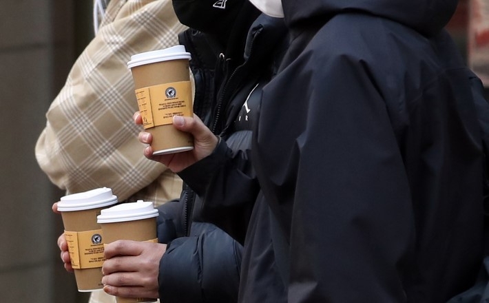 서울을 비롯한 중부지방 대부분 지역 최저기온이 영하권을 기록한 지난 27일 서울 명동을 찾은 외국인 관광객과 시민이 두터운 옷을 입고 걸어가고 있다.